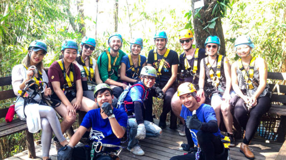 یکی از ویژگی‌های شرکت توی تورهای کوتاه در مقاصد اینه که می‌تونی با مسافرهای دیگه از سرتاسر دنیا آشنا بشی و داستان زندگی‌شون رو بشنوی