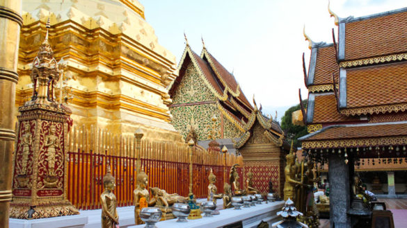 خیلی از گنبدهای معبد دوی سوتهپ شهر چیانگ مای با طلا پوشیده شده. تلالو نور طلایی غروب روی این گنبدهای مخروطی صحنه عجیبی به وجود آورده بود. Phot by Salar Mousavi | RadioJoloun